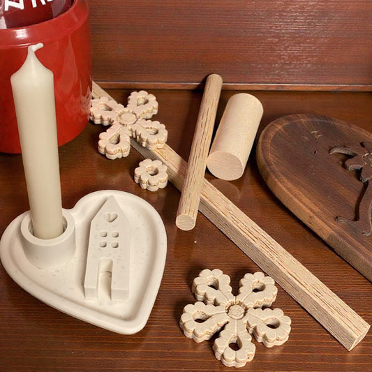 handgegossener Herz-Kerzenhalter aus Jesin mit Häuschenmotiv