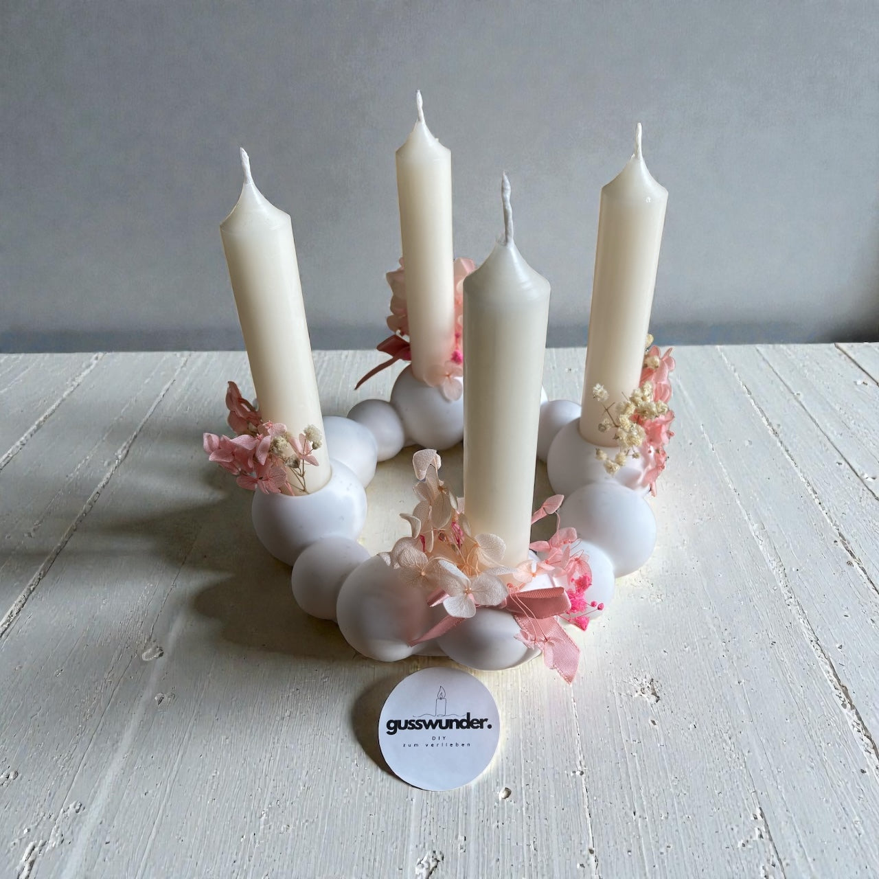 Handgegossener Adventskranz aus Jesin – ein zarter Blickfang für Dein Zuhause